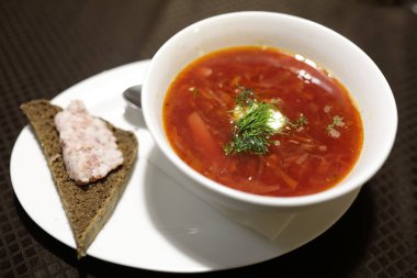 Borsch restoranında ekmek parçası ile tabak