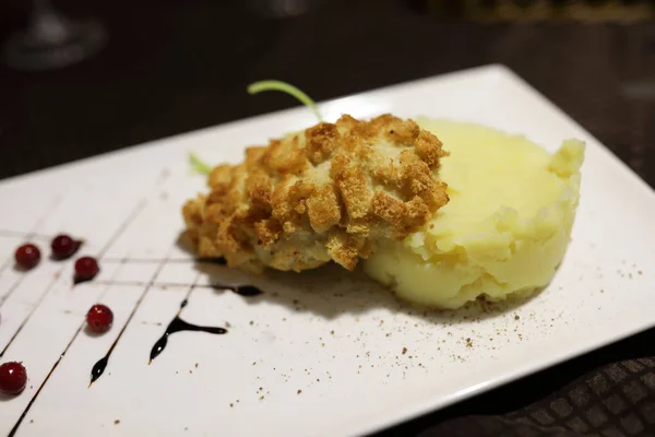 Teller Schnitzel Und Kartoffelpüree Restaurant — Stockfoto