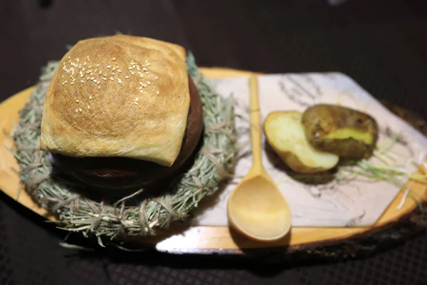 Κατσαρόλα Σούπα Ξύλινη Σανίδα Στο Εστιατόριο — Φωτογραφία Αρχείου