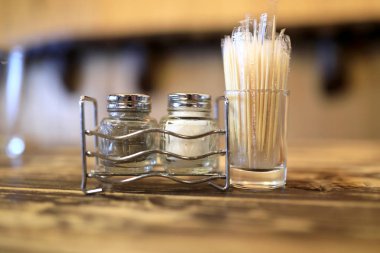 Tuz ve biber Çalkalayıcı ahşap tablo