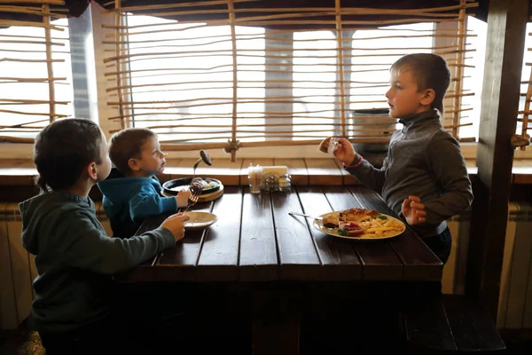 Tres Chicos Almorzan Café — Foto de Stock