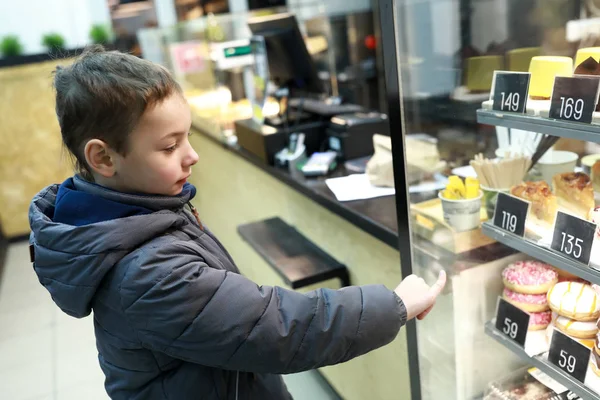 Niño Está Eligiendo Donat Café —  Fotos de Stock