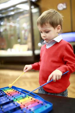 Ciddi çocuk ksilofon müzik dersinde oynarken