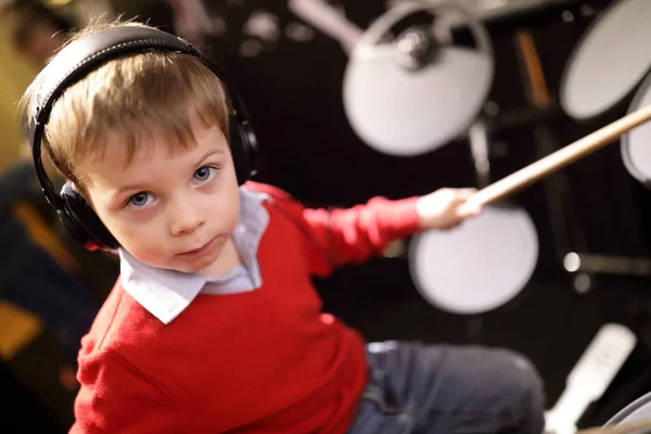 Мальчик Учится Играть Барабанах Музыкальном Классе — стоковое фото