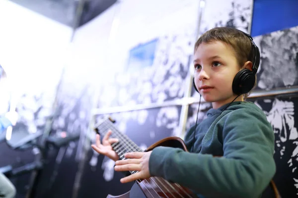 Junge Mit Kopfhörern Spielt Gitarre Musikunterricht — Stockfoto