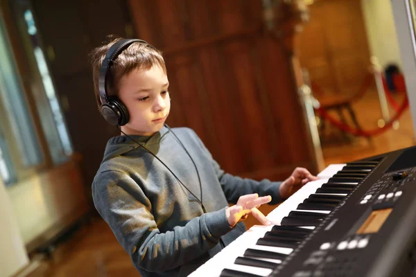 Junge Mit Kopfhörern Spielt Musikunterricht Auf Einem Synthesizer — Stockfoto