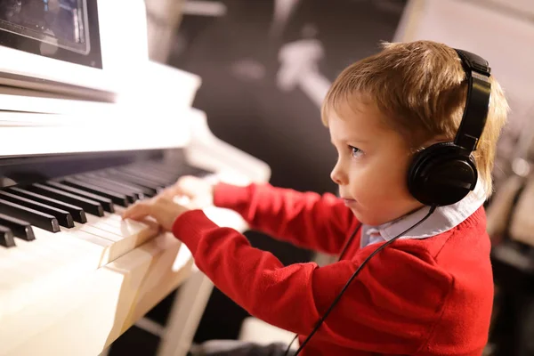 Kind Mit Kopfhörern Beim Klavierspielen Musikunterricht — Stockfoto