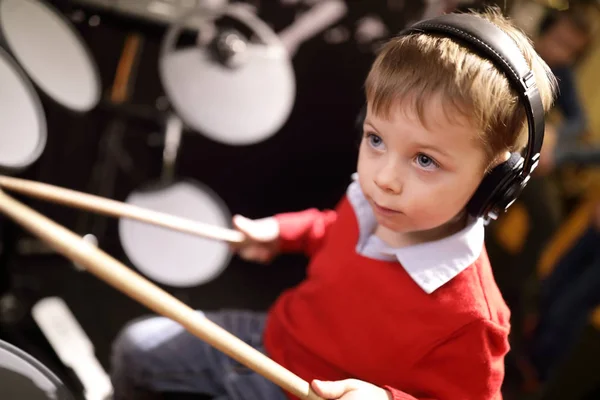 Ребенок Учится Играть Барабанах Музыкальном Классе — стоковое фото