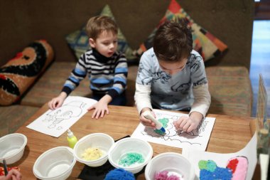 Portre çocuklardan bir uygulama masada yapar.