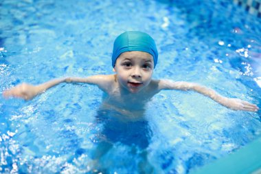 Çocuk yüzme havuzunda portresi