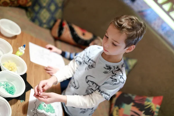 Çocuk portresi bir uygulama masada yapar.