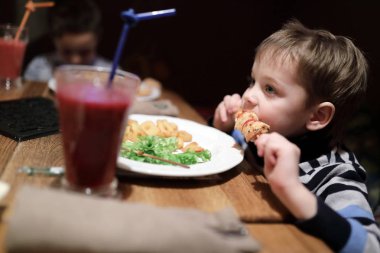 Çocuk restoranda şiş kebap vardır