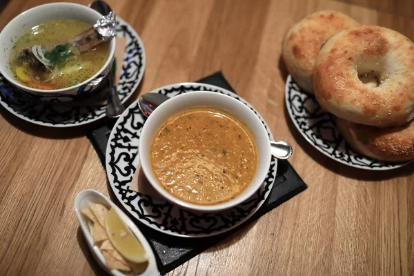 Φασολάδα Shurpa Και Ψωμί Στο Εστιατόριο Από Ουζμπεκιστάν — Φωτογραφία Αρχείου