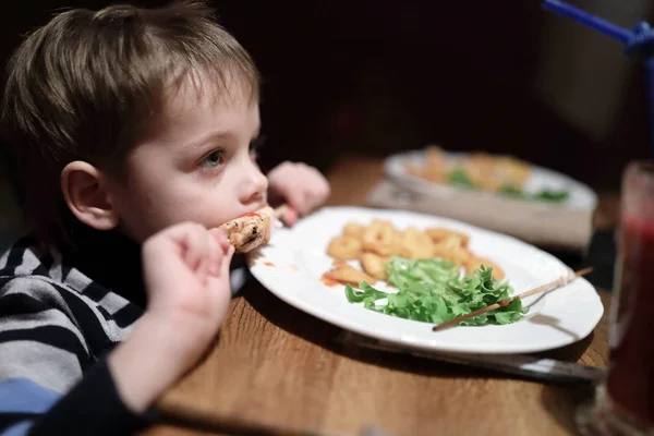 Jongen Heeft Kebab Spies Restaurant — Stockfoto