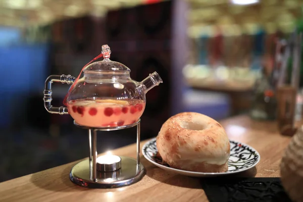 Γυαλιά Τσαγιέρα Τζίντζερ Τσάι Και Ψωμί — Φωτογραφία Αρχείου
