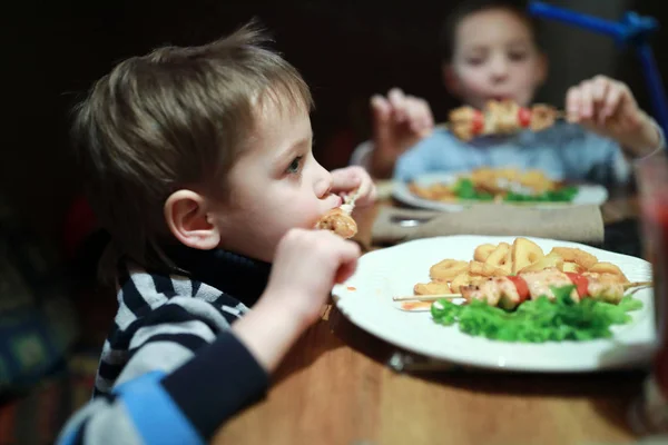 Dzieci Jedzenie Kebab Szaszłyki Restauracji — Zdjęcie stockowe