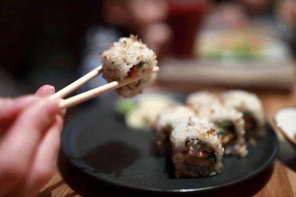 Persona Comiendo Sushi Restaurante Asiático —  Fotos de Stock