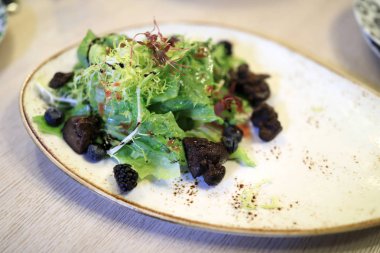 Restoranda tabakta tavuk karaciğer salata