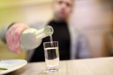 Votka cam restoranda içine dökülen adam