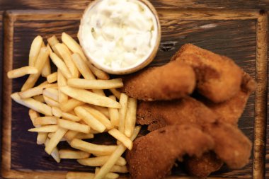 Balık ve cips restoranda ahşap plaka üzerinde