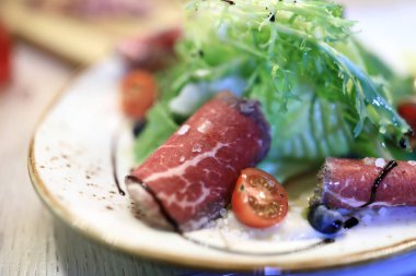 Plaka restoran salata mermer sığır eti