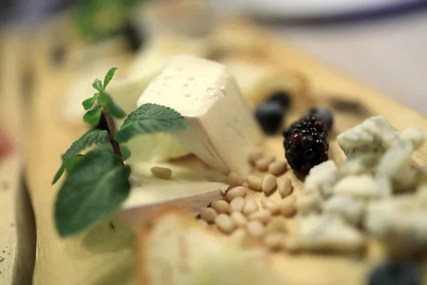 Sýr Dřevěnou Desku Italské Restauraci — Stock fotografie