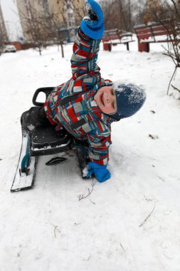 Kar scooter kış parkta oturan çocuk