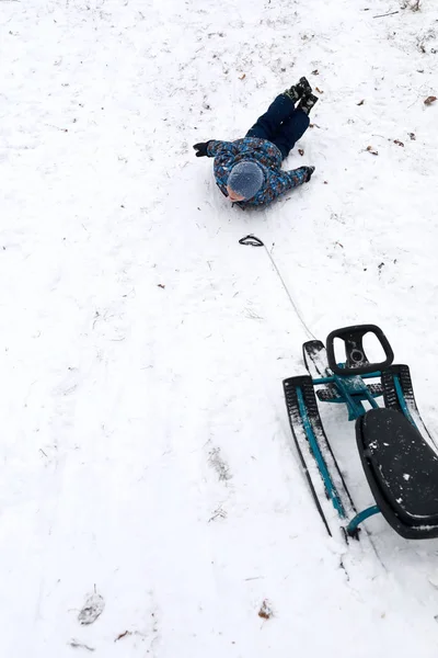 儿童在冬天从雪山滑行 — 图库照片