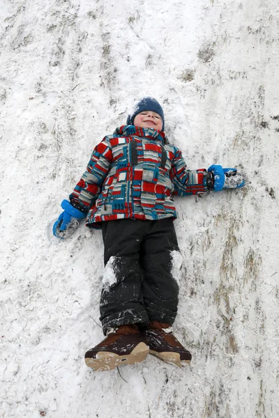 Criança Sorridente Deitada Neve Inverno — Fotografia de Stock