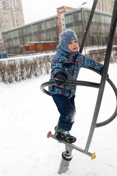 Αγόρι Κρατάει Ισορροπία Στην Υπαίθρια Παιδική Χαρά Χειμώνα — Φωτογραφία Αρχείου
