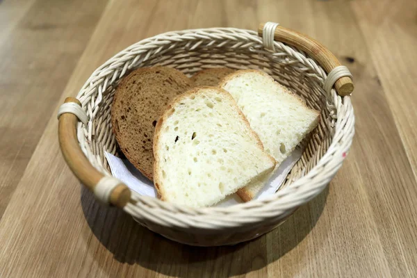 Φέτες Μαύρο Και Άσπρο Ψωμί Στο Καλάθι — Φωτογραφία Αρχείου