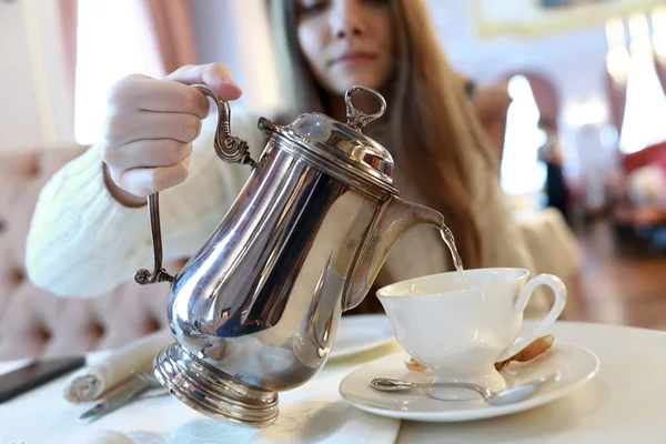 Young Woman Pours Tea Restaurant — Stock Photo, Image