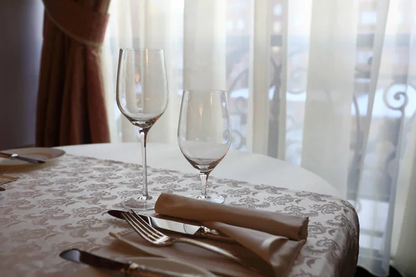 Couverts Verres Vin Sur Table Dans Restaurant — Photo