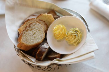 Ekmek sepeti masada tereyağı ile