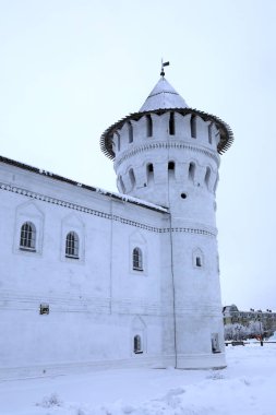 Beyaz Kule ve kışın Tobolsk Kremlin Duvarı