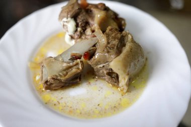 Restoranda beyaz tabakta Bozbash Ermeni kuzu