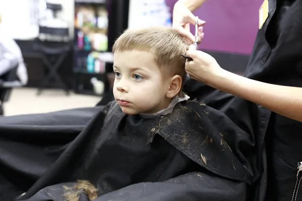 Garçon Faire Couper Les Cheveux Dans Salon Coiffure — Photo