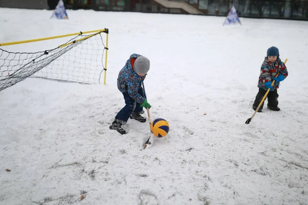 Broers Spelen Bandy Speelplaats Van Een Winter — Stockfoto