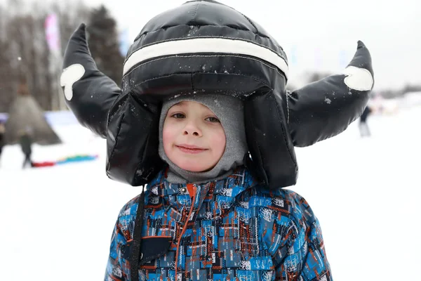 冬季戴有角头盔的儿童肖像 — 图库照片