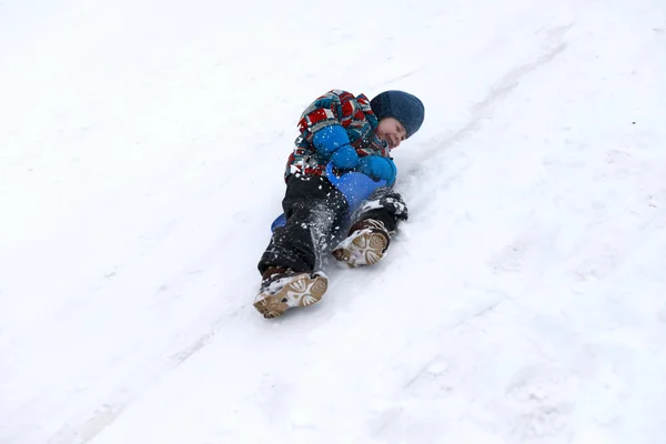 Niño Feliz Desliza Bordo Colina Invierno —  Fotos de Stock