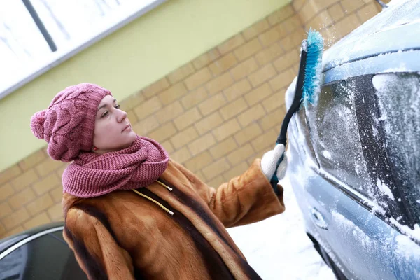 Retrato Mulher Raspando Neve Veículo — Fotografia de Stock