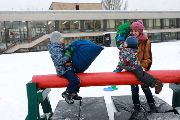 Дети Зимой Дерутся Бревне Сумками — стоковое фото