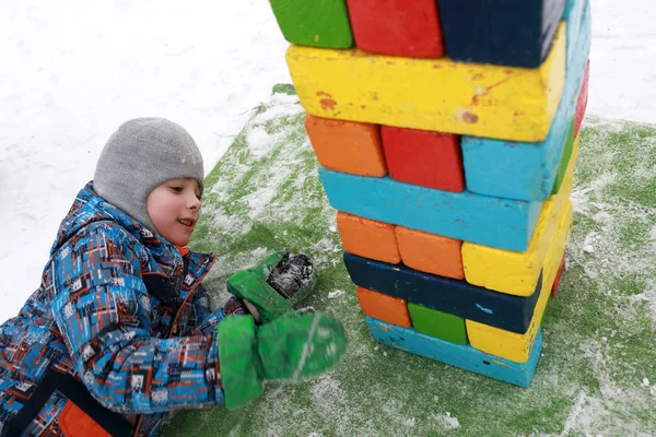 孩子玩 Jenga 塔游戏在冬天 — 图库照片