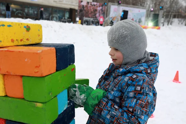 Niño Jugando Jenga Torre Juego Invierno —  Fotos de Stock