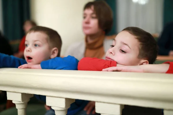 Mutter Mit Ihren Söhnen Auf Balkon Des Theaters — Stockfoto