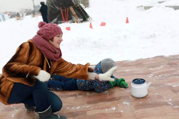 Donna Che Gioca Curling Con Bollitori Inverno — Foto Stock