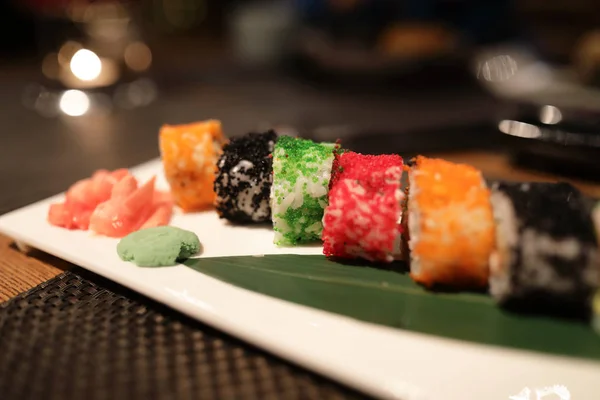 Uramaki Sushi Étteremben Fehér Tányérra — Stock Fotó