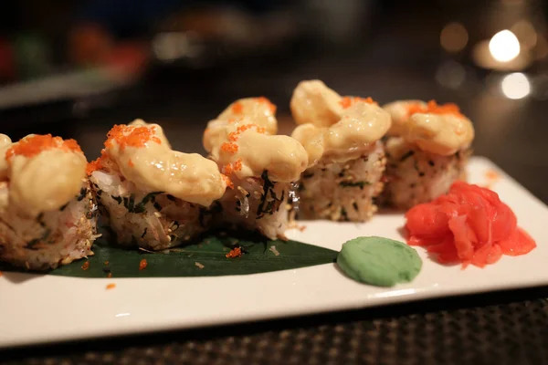 Uramaki Sushi Rouleaux Avec Crevettes Sur Plaque — Photo