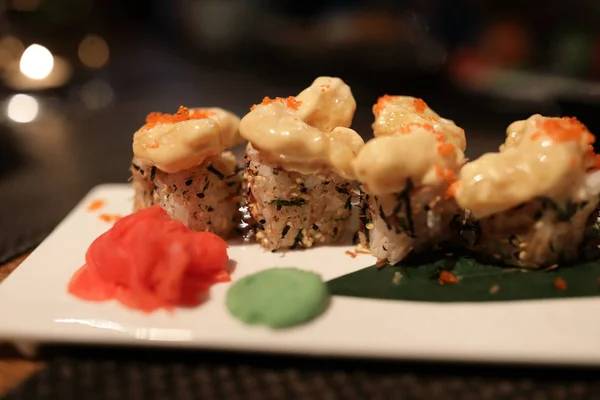 Uramaki Sushi Com Camarão Prato Restaurante — Fotografia de Stock