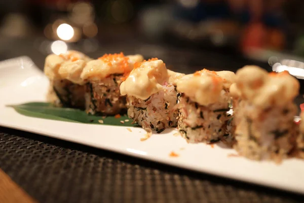 Rollos Sushi Uramaki Con Camarones Tempura Plato — Foto de Stock